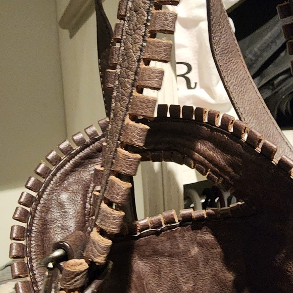 100% Leather Lockheart shoulder bag. Brown leather. Approx size 11 " x 11" - Picture 5 of 11